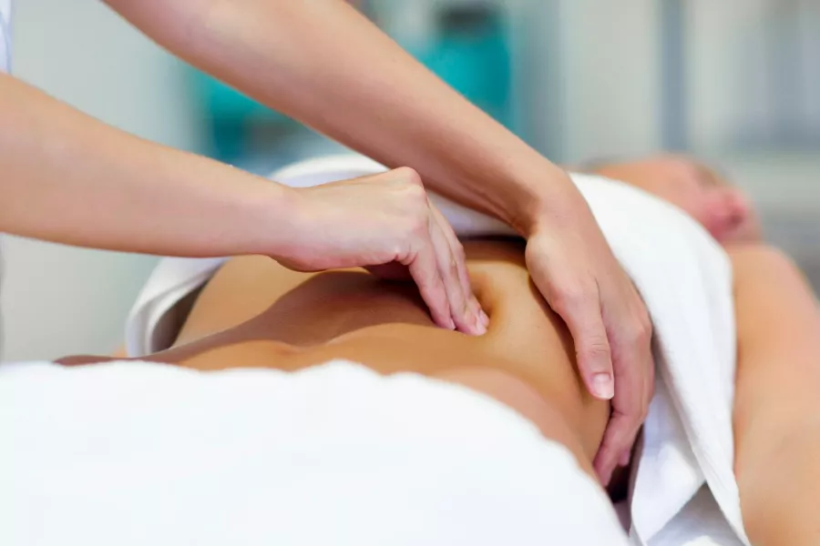 Terapeuta haciendo un drenaje linfático