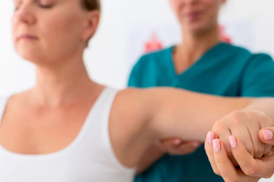 Terapeuta haciendo una terapia en el brazo