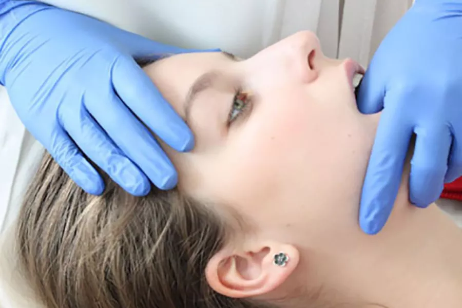 Doctor haciendo terapia mandibular