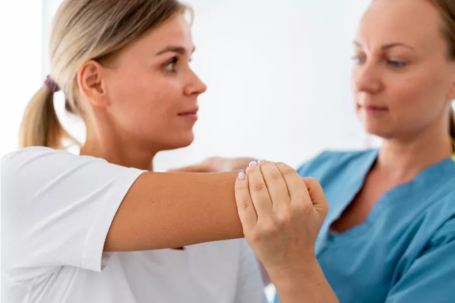 Terapeuta haciendo fisioterapia a una paciente