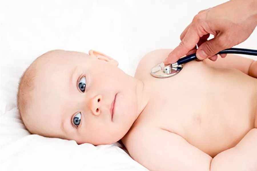 Doctor examinando a un bebe con un estetoscopio