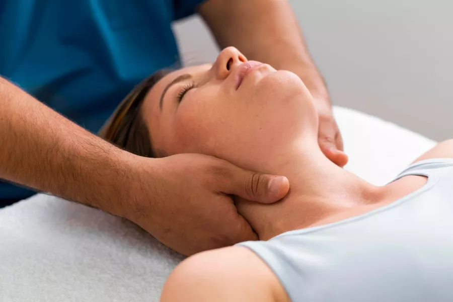 Doctor haciendo fisioterapia en el cuello de una mujer