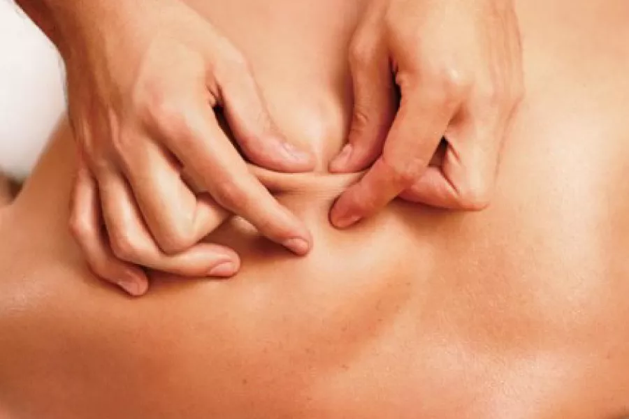 Doctor haciendo un masaje miofascial