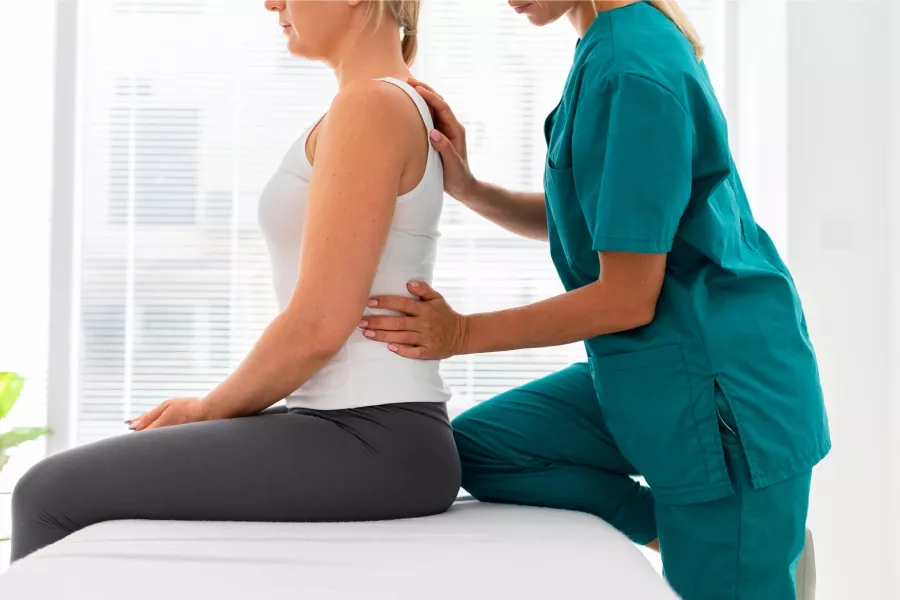 Doctora haciendo fisioterapia de reeducación postural