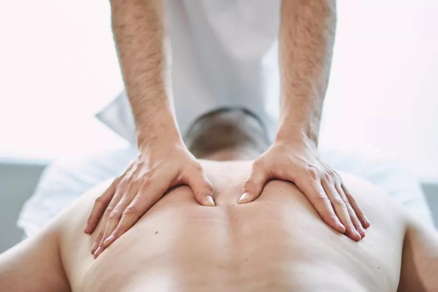 Doctor haciendo una terapia manual