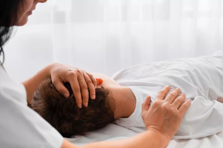 Doctora haciendo fisioterapia neurológica